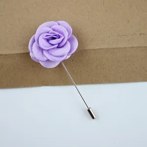 Dettaglio della spilla a fiore in raso viola da 4cm con ago lungo in metallo argento