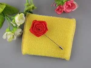 Dettaglio della spilla a fiore di rosa rossa in tessuto con ago in metallo argento