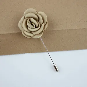 Boutonnière rosa in raso champagne 4cm fatta a mano con spilla lunga in argento