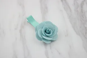 Dettaglio fermaglio per capelli a rosa in tessuto verde menta con petali e nastro canneté