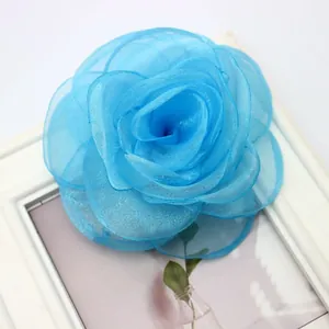 Dettaglio della spilla a forma di rosa in organza blu cielo da 10 cm fatta a mano