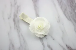 Dettaglio fermaglio per capelli a rosa color crema con petali testurizzati e becco d'anatra
