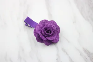 Elegante fermaglio per capelli con rosa 3D in tessuto viola scuro e petali testurizzati