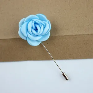 Spilla a fiore rosa in raso celeste 4cm fatta a mano per abiti da uomo di lusso