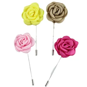 Set di quattro boutonnière a rosa in tessuto da 4 cm fatte a mano con spilli lunghi
