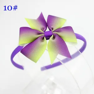 Détail d'un serre-tête avec gros nœud arc-en-ciel dégradé de 8cm pour filles
