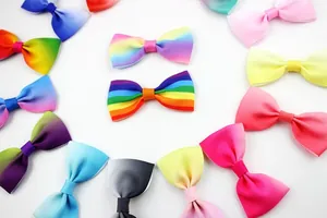 Detail van 8 cm regenboogstrikken met geribbelde textuur en kleurrijke gradiëntkleuren
