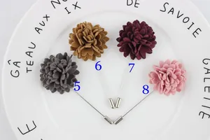 Broches fleurs en laine élégantes en quatre couleurs sur une assiette en céramique vintage
