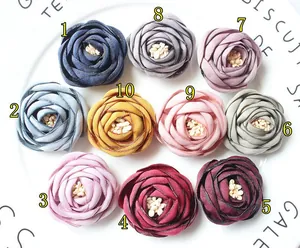 Vista dall'alto di rose in tessuto fatte a mano in dieci colori per accessori fai-da-te