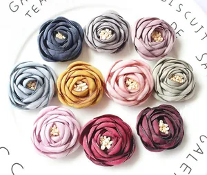 Dettaglio di rose in tessuto fatte a mano con stami per accessori fai-da-te e decori