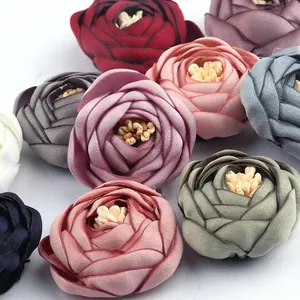 Dettaglio di fiori 3D in tessuto fatti a mano con petali a strati per fai-da-te
