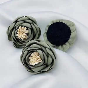 Set di tre fiori di camelia in tessuto verde fagiolo con bordo nero per accessori