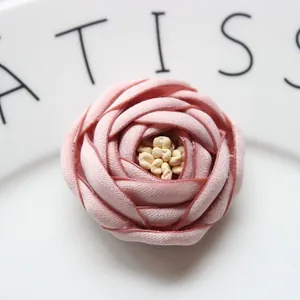 Dettaglio macro di rosa fatta a mano in tessuto 3D rosa con stami gialli realistici