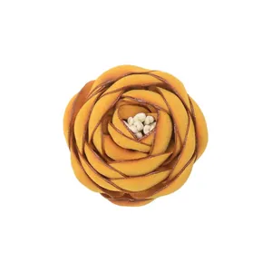 Dettaglio macro fiore di camelia in tessuto giallo con bordi bruciati e stami bianchi