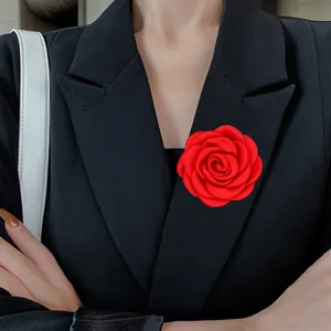 Eleganter großer roter Rosenanstecker aus Stoff an einem schwarzen Revers für Damen
