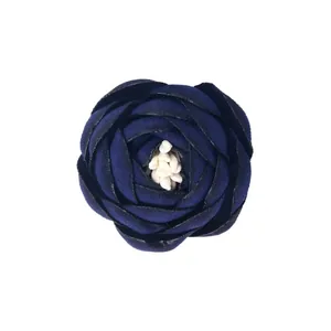 Accessorio rosa in tessuto blu scuro con bordi bruciati e stame centrale bianco