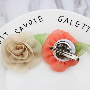 Elegantes broches de gasa con rosas beige y coral con hojas verdes y clips de metal