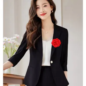 Eleganter roter Rosen-Anstecker auf dunklem Blazer für einen anspruchsvollen Look