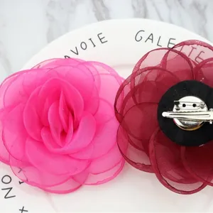 Spilla fiore rosa in pizzo 3D rosa acceso e rosso scuro con doppia clip per capelli