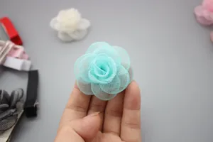 Detail van meerlaagse hemelblauwe mesh bloem haarclip met handgemaakte bloemblaadjes