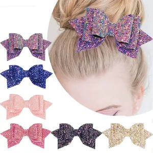 Détail d'un nœud papillon scintillant de 5 pouces avec tissu brillant et design à couches