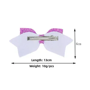 Vue détaillée du nœud papillon à paillettes violettes avec dimensions 13cm sur 6cm