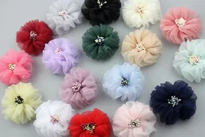 Détail de fleurs en tissu seersucker de 5 cm faites main en couleurs variées pour le DIY