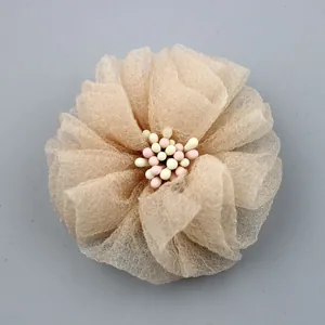 Détail de fleur en tissu DIY 5cm en seersucker, pétales en maille beige et pistils roses