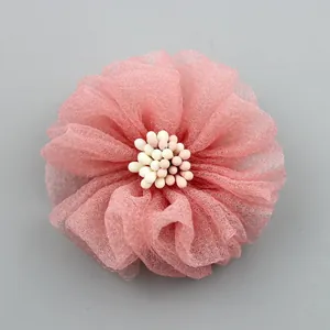 Détail d'une fleur de gaze rose de 5 cm avec des étamines perlées délicates au centre