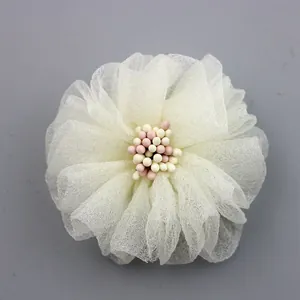Vue détaillée d'une fleur de gaze de 5cm avec des étamines perlées roses