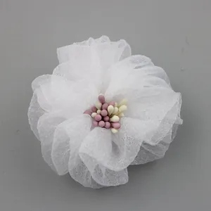 Détail macro de fleur en tissu seersucker blanc avec étamines perlées rose et jaune