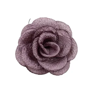 Elegante stoffen camelia broche in oudroze met gelaagde bloemblaadjes voor dames