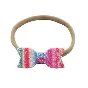 Détail d'un bandeau pour bébé avec paillettes dégradées et nylon extensible