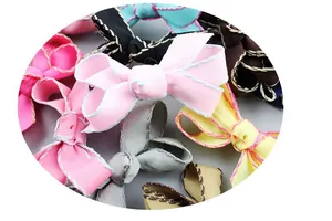 Detail von bunten Ripsband-Schleifen mit Kontrastnähten für DIY-Haar-Accessoires