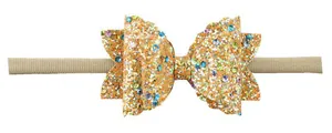 Detail van glitter haarstrik met kleurrijke pailletten en elastische babyhaarband