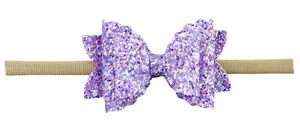 Detail van paarse glitterstrik met een zachte elastische hoofdband voor baby's