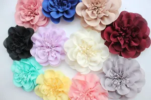Macro di undici fermagli per capelli con fiori in chiffon fatti a mano in vari colori