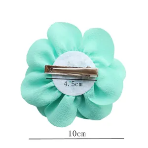 Detail van de muntgroene chiffon bloemen haarclip met zilveren metalen krokodillenklem, 10 cm