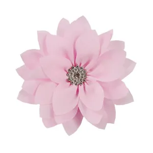 Détail de la broche fleur en mousseline rose avec strass pour robe de petite fille