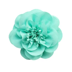 Dettaglio del fiore di chiffon verde menta con stami per accessori fai-da-te e decoro