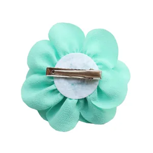 Muntgroene chiffon bloem haarspeld voor meisjes met een stevige metalen krokodillenklem
