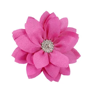 Vue détaillée d'une fleur en mousseline rose faite à la main avec centre en strass