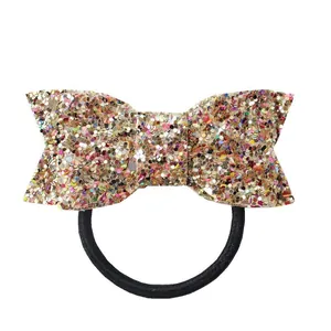 Détail du chouchou nœud à paillettes dorées avec élastique robuste pour cheveux