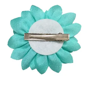 Pince à cheveux fleur en tissu vert menthe à double couche ondulée avec clip en métal