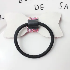 Vue arrière d'un élastique à cheveux nœud rose pailleté avec bande noire élastique