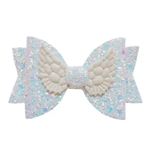Détails de la pince à cheveux pailletée avec ailes blanches et sequins bleu clair