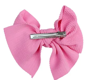 Barrette à cheveux nœud rose en tissu avec pince crocodile en métal argenté sur l'envers