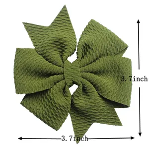 Dettaglio dell'accessorio fiocco in tessuto nido d'ape verde oliva da 3,7 pollici
