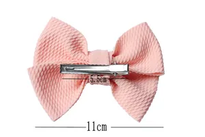 Nœud rose de 11cm en tissu gaufré avec mesures et barrette crocodile argentée