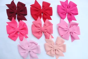 Set di 8 fiocchi per capelli in sfumature rosso e rosa con trama a nido d'ape